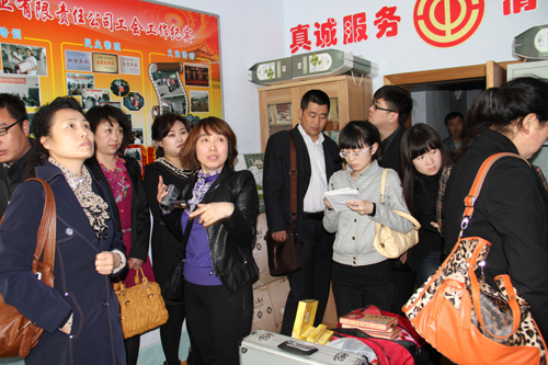 与会代表参观美狮贵宾会酒业职工服务帮扶站